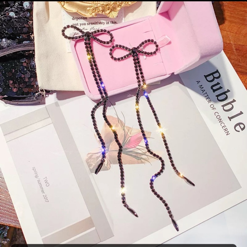 🌟 Long Black Rhinestone Bow Earrings - Picture 3 of 5